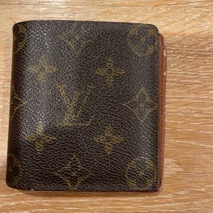 Authentic Louis Vuitton bifold monogram wallet. It is unisex